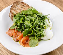 Гуакамоле с лососем и яйцом пашот