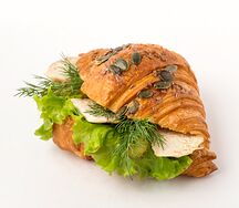 Круассан с маринованным цыпленком