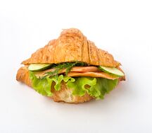 Круассан с красной рыбой