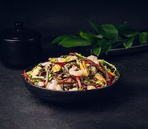 Вок с морепродуктами в устричном соусе