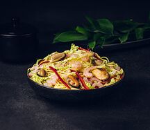 Вок с морепродуктами в сливочном соусе