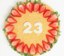 Торт Медовик по-домашнему с цифрой и клубникой