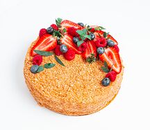 Торт Наполеон по-домашнему с декором 28 Полумесяц из ягод