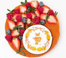 Торт Наполеон по-домашнему с декором 28 Полумесяц из ягод и Пряником