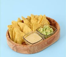 Начос с гуакамоле и хумусом