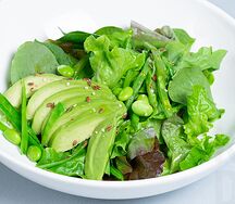 Зелёный салат с медово-горчичным соусом