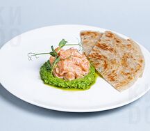 Спайси лосось с гуакамоле и лепёшками роти
