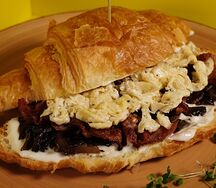 Круассан Грибной бекон