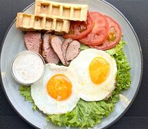 Глазунья с колбаской и томатами