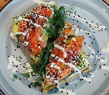 Вафля Лосось, сливочный сыр и свежий огурец