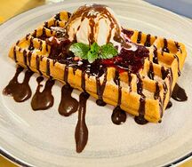 Вафля с шоколадным кремом и ягодами