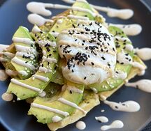 Вафля Авокадо, песто и яйцо пашот