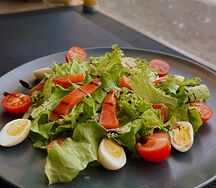 Салат с лососем