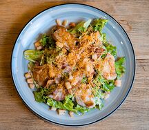 Салат Цезарь с беконом