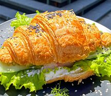 Круассан с лососем