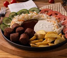 Тарелка с фалафелем