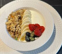 Греческий йогурт с гранолой и свежими ягодами