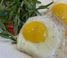 Глазунья со свежим салатом