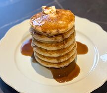 Пирамида оладушков с кленовым сиропом