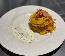 Картофельные драники с беконом, свежим томатом и сметаной