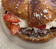 Брускетта на круассане со свежими ягодами