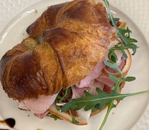 Брускетта на круассане с Тамбовским окороком и свежим томатом