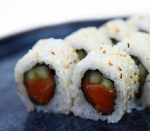 Ролл с лососем и огурцом