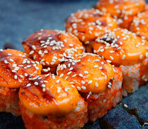 Запеченный ролл Спайси с лососем