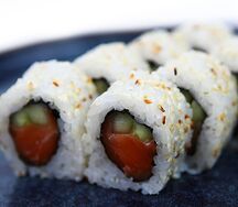 Ролл с лососем и огурцом