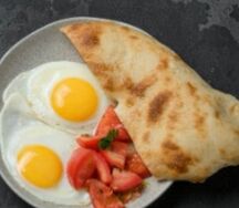 Розовые томаты с шотисом и глазуньей