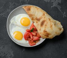 Розовые томаты с шотисом со скрэмблом