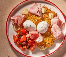 Картофельные драники с яйцом пашот с курицей