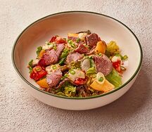 Салат с ростбифом и печеным картофелем