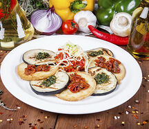 Жареный сыр с баклажаном под соусом песто