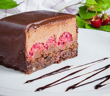 Шоколадно-малиновое пирожное