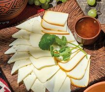 Тарелка любимых кавказских сыров