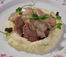 Язык с грибным соусом