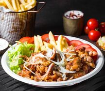 Гирос на тарелке с курицей