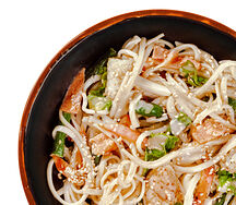 Лосось и кальмар в сливочном соусе с пшеничной лапшой