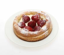 Бриошь с клубникой