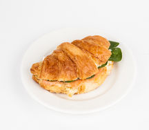 Круассан со слабосолёным лососем