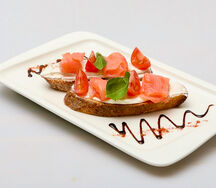 Брускетта со слабосоленым лососем
