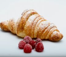 Круассан с малиной