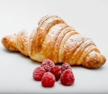 Круассан миндальный с малиной