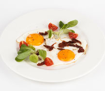 Яичница-глазунья с томатами