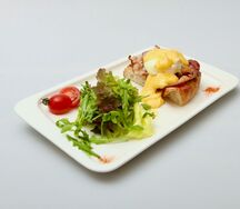 Яйцо Бенедикт с жареным беконом