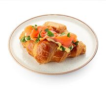 Круассан с лососем и голландским соусом