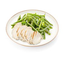 Куриная грудка с йогуртовым соусом и стручковой фасолью