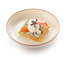 Картофельная вафля с камчатским крабом и красной икрой