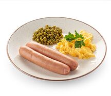 Скрэмбл с сосисками и зеленым горошком